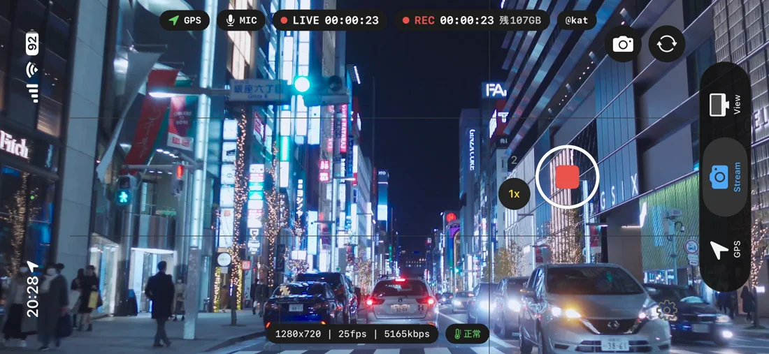 横持ちの iPhone の配信画面。夜の銀座の街並みを映しながら、上に GPS・マイク・LIVE と REC の経過時間、下に解像度・fps・ビットレートが表示されている