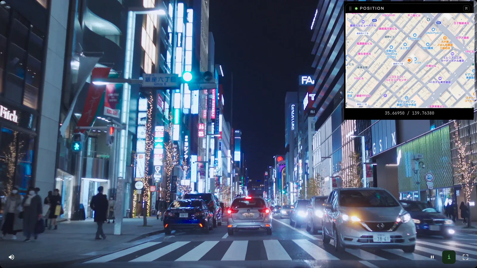 ブラウザの視聴ページの映像部分。iPhone と同じ夜の銀座の街並みが映り、右上に銀座六丁目付近の地図と現在地のマーカー、緯度経度が重なっている